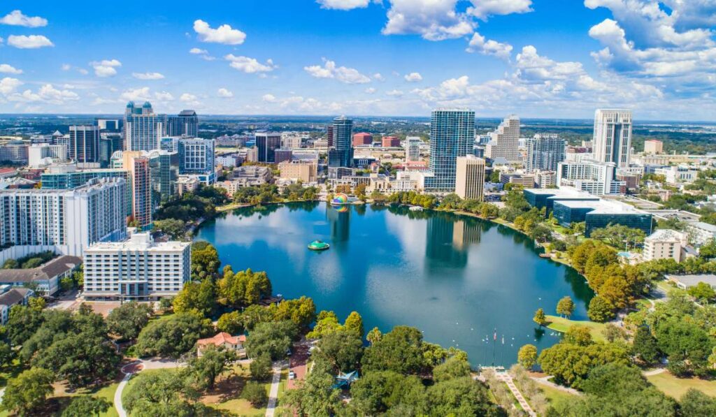 Vista aérea del centro de Orlando, Florida, mostrando edificios y áreas urbanas en un día soleado.