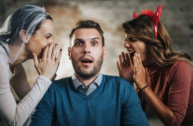 Un hombre escucha atentamente mientras dos mujeres le susurran al oído.