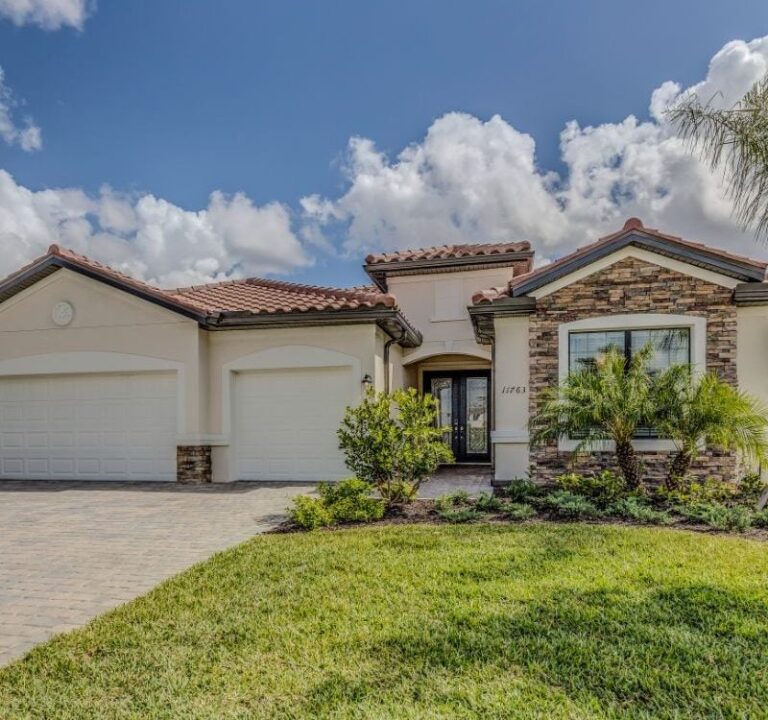 Casa junto al lago en Orlando, rodeada de árboles y con vista al agua tranquila.
