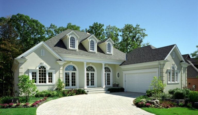 A charming home featuring a spacious driveway and large garage, perfect for a vacation getaway in Orlando