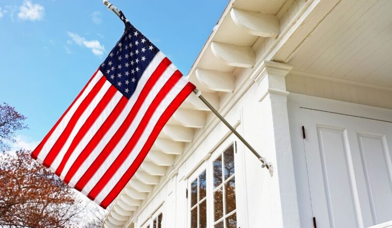 Una bandera americana cuelga del costado de una casa en Orlando, simbolizando patriotismo y comunidad