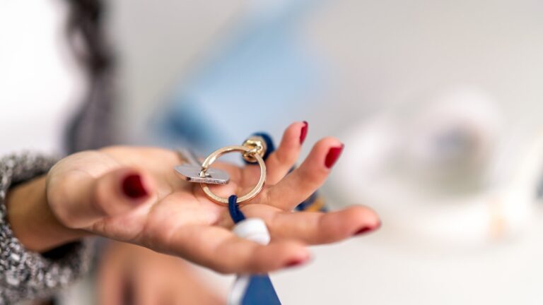 Mujer sosteniendo un anillo con llaves, lista para disfrutar de su estancia en Orlando con Airbnb, Vrbo o Booking.