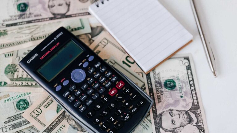 Calculadora y dinero, ilustrando cómo calcular la rentabilidad de una casa en Orlando