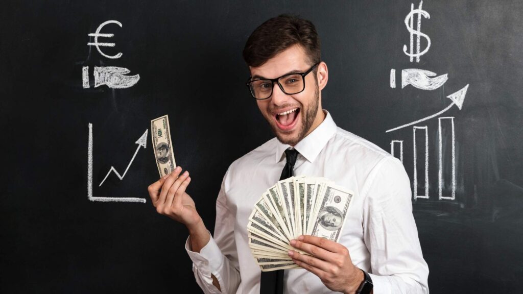 Hombre con gafas sosteniendo dinero y un signo de dólar, ilustrando cómo maximizar ingresos con Home Vacation Group en 2025