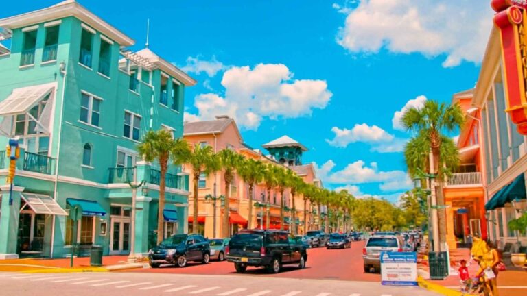 Calle colorida con palmeras y coches, representando un vecindario familiar en Orlando.