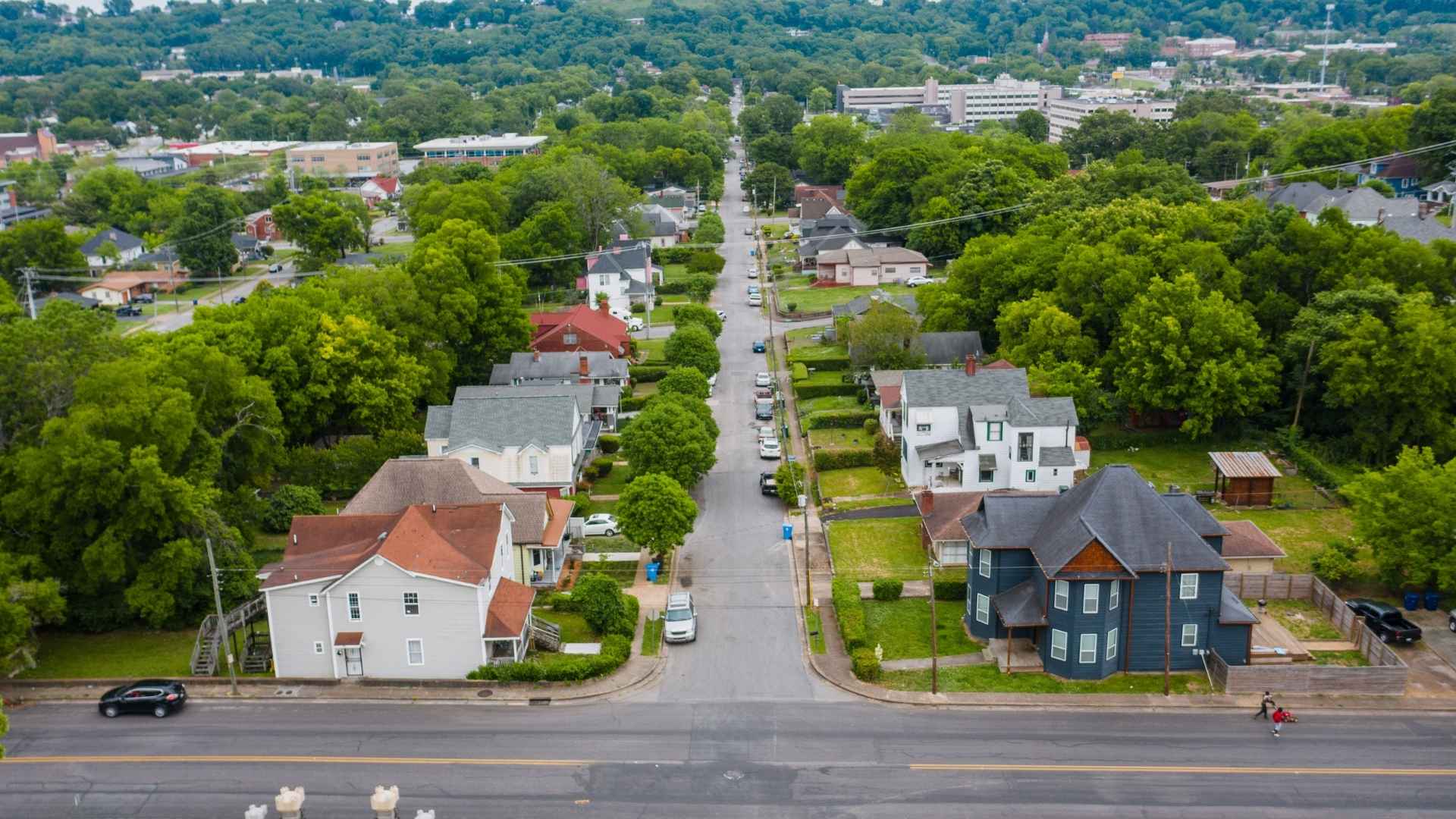 Aerial view of a residential neighborhood in Orlando, highlighting its houses and green areas, ideal for families.
