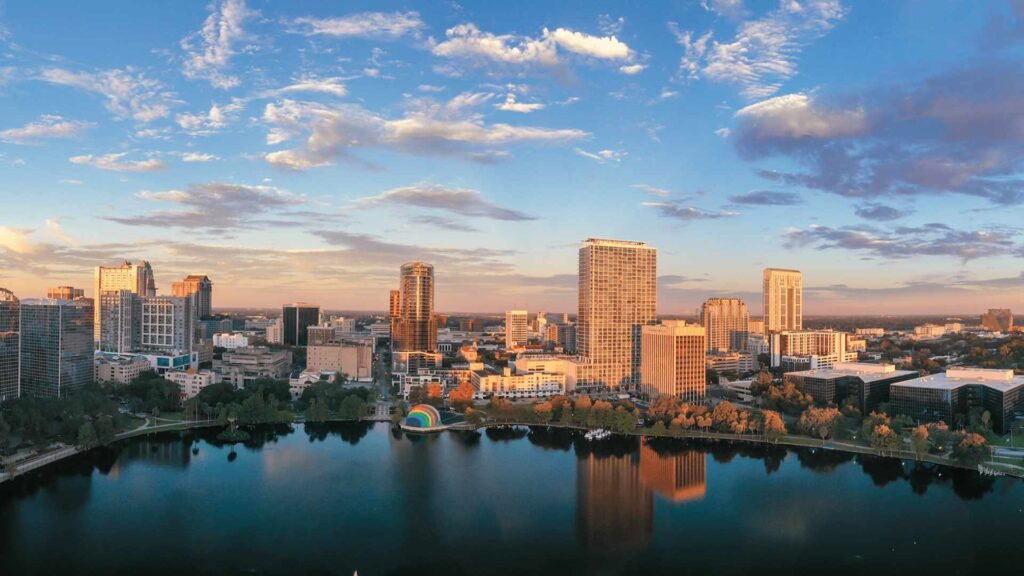 Panoramic view of the city of Orlando, Florida, with skyscrapers and clear skies, ideal for discussing investments in 2025.