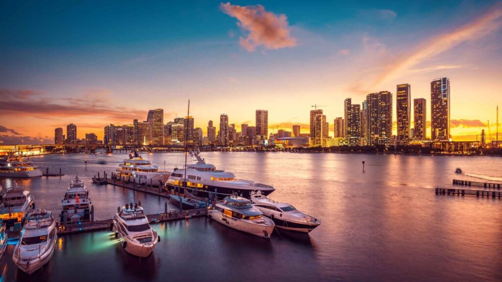 Barcos atracados al atardecer frente al horizonte de la ciudad de Orlando.