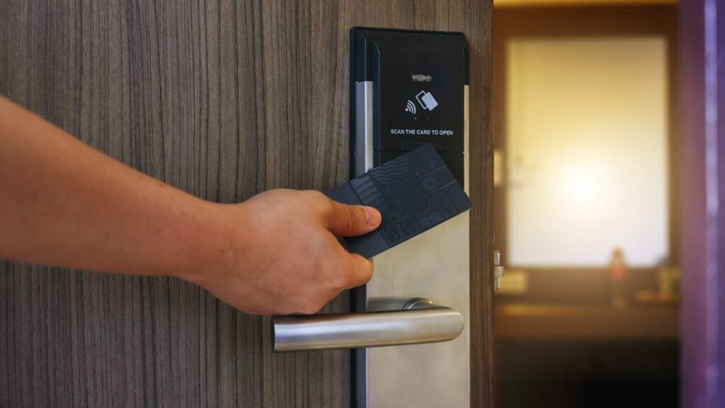 Persona usando una tarjeta electrónica para abrir una puerta.