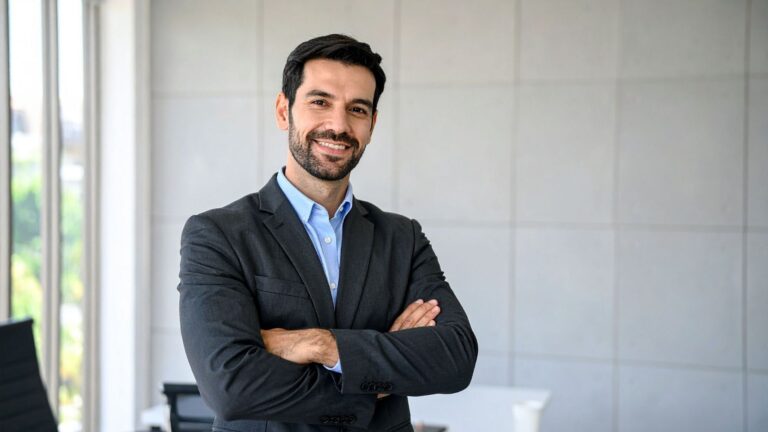 Hombre de pie en traje frente a la cámara, simbolizando buena administración.