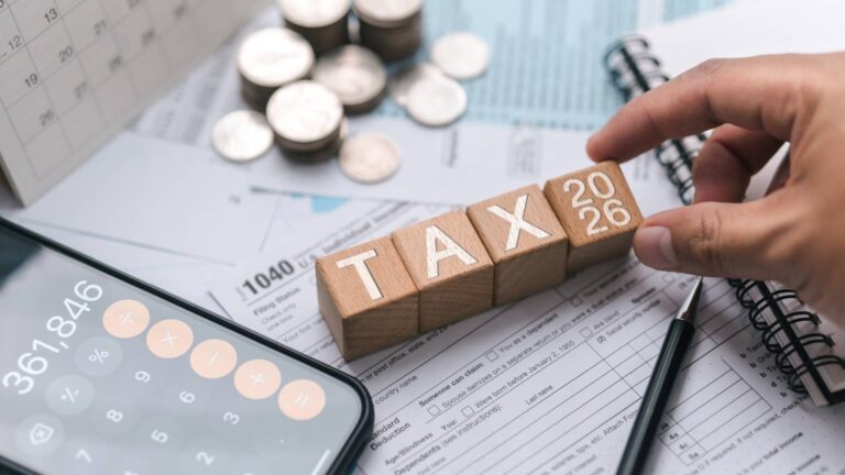 Calculadora de impuestos para trabajadores autónomos, mostrando campos para ingresos y deducciones fiscales.