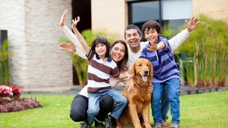 Una familia sonriente posa para una foto con su perro durante unas vacaciones familiares.