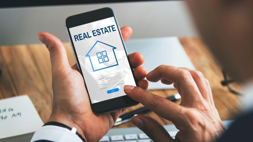 Usuario accediendo a una plataforma digital de Real Estate en su smartphone para gestionar inversiones en propiedades vacacionales de forma remota.
