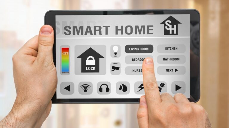 Interfaz de una aplicación de Smart Home en una tablet para controlar luces, temperatura y seguridad en una casa vacacional inteligente.