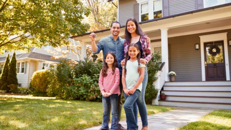 Inversores extranjeros celebrando la compra de una propiedad inmobiliaria en Florida con sus hijos.