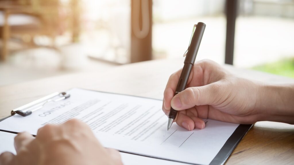 Proceso de cierre legal y firma de documentos para la adquisición de activos inmobiliarios en Estados Unidos.