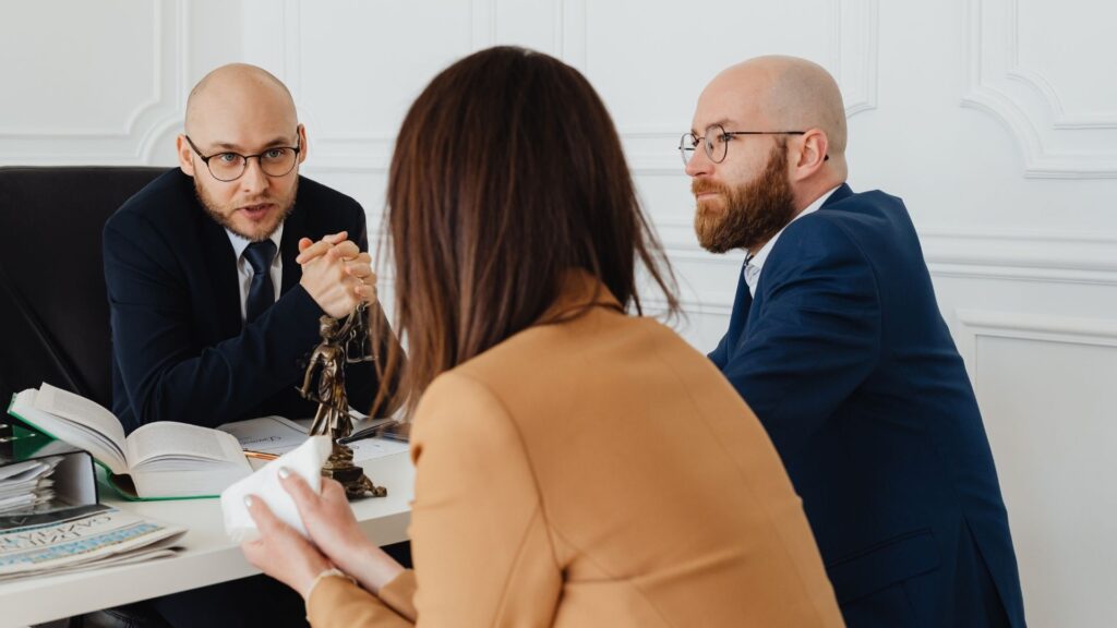 Inversionistas de bienes raíces en una consulta legal con abogados para discutir la formación de una LLC en Florida.