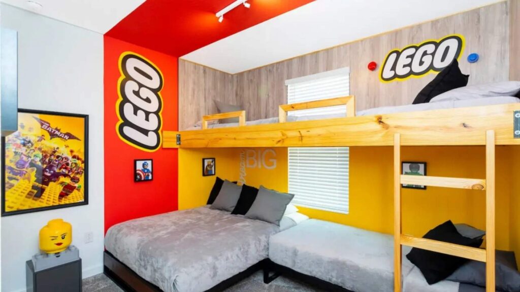 Habitación temática de LEGO con literas de madera y decoración colorida.