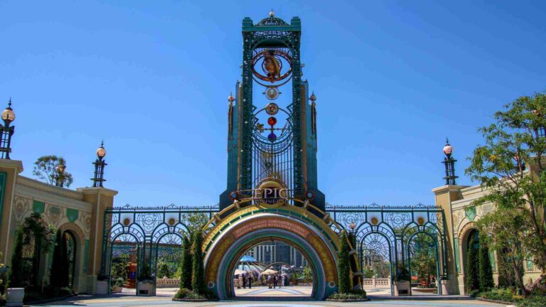 Fachada principal y arco de entrada de Universal Epic Universe en Orlando bajo un cielo despejado.