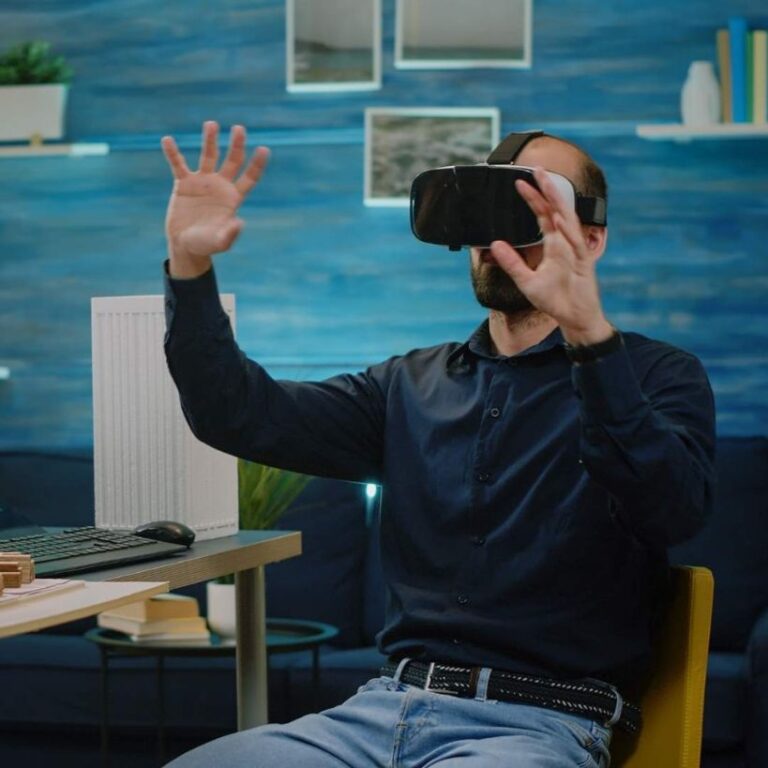 Hombre utilizando un visor de realidad virtual para explorar un modelo digital de una propiedad, demostrando el uso de tours 3D en el sector inmobiliario vacacional.