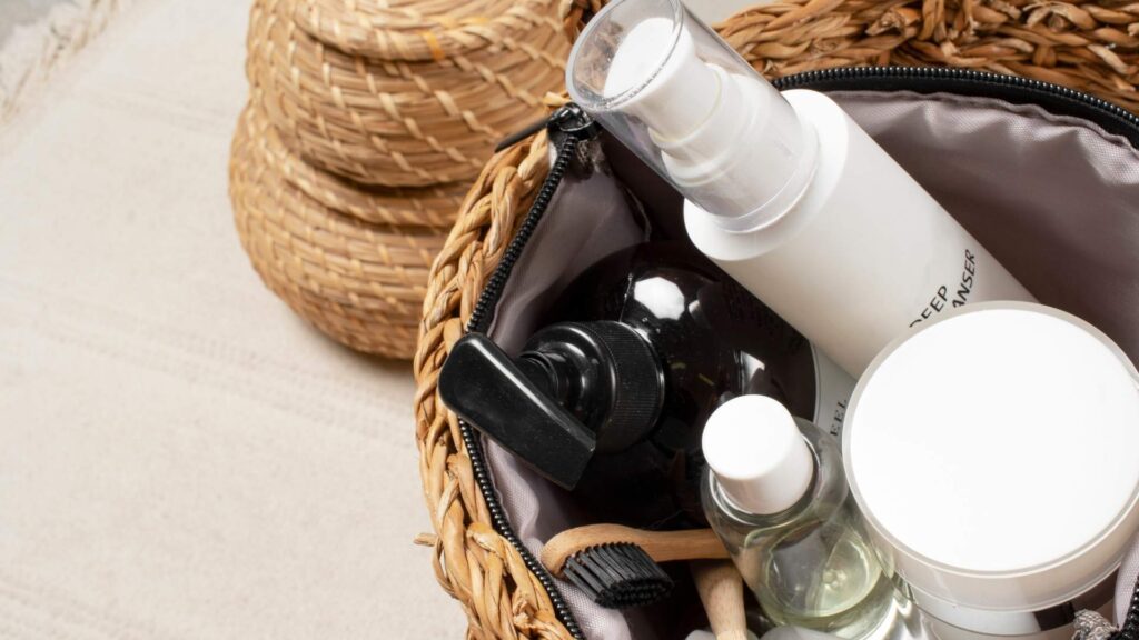 Set de amenities y productos de cuidado personal que reflejan calidad premium en la gestión de propiedades vacacionales.