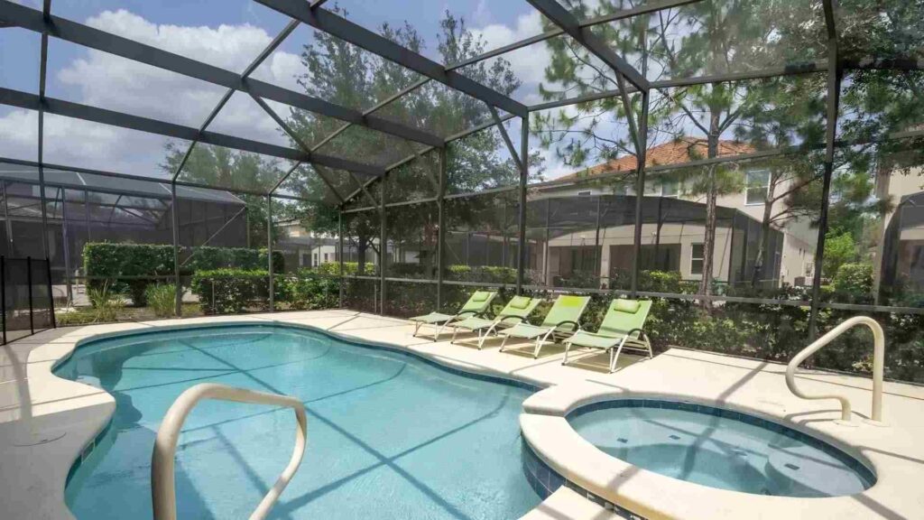 Piscina privada en casa vacacional con área de descanso, ejemplo de mantenimiento y cuidado de propiedades vacacionales.