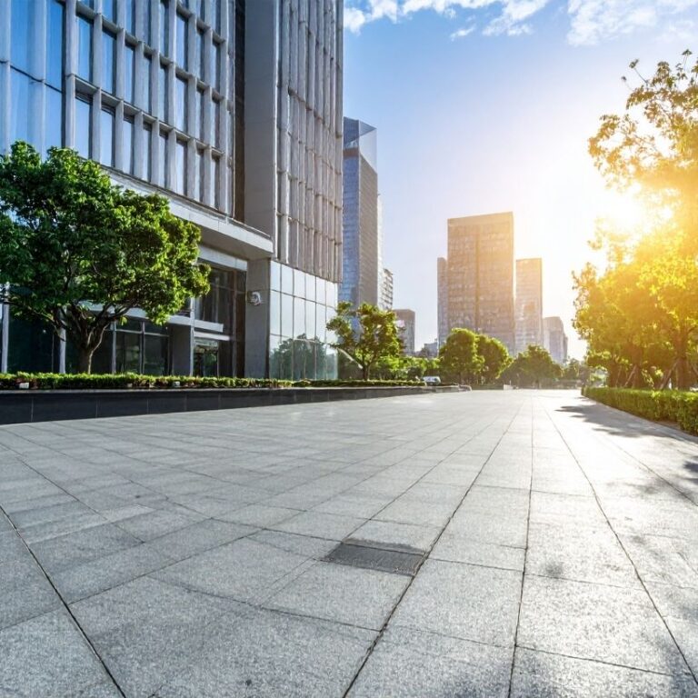 Entorno urbano ordenado con edificios y espacio público que representa el valor de una gestión integral inmobiliaria.