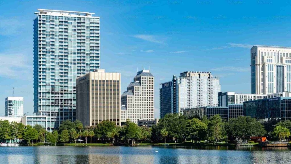 Skyline urbano con edificios modernos frente al agua que refleja el contexto del informe trimestral inmobiliario.