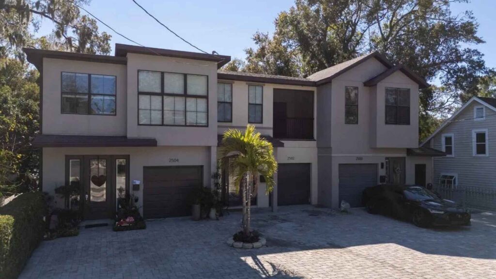 Vista aérea de un barrio residencial con canales y casas de lujo, destacando las mejores zonas para invertir en Florida.