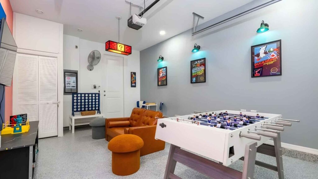 Sala de juegos equipada en vivienda vacacional que refleja el perfil del viajero moderno en Orlando y sus preferencias.