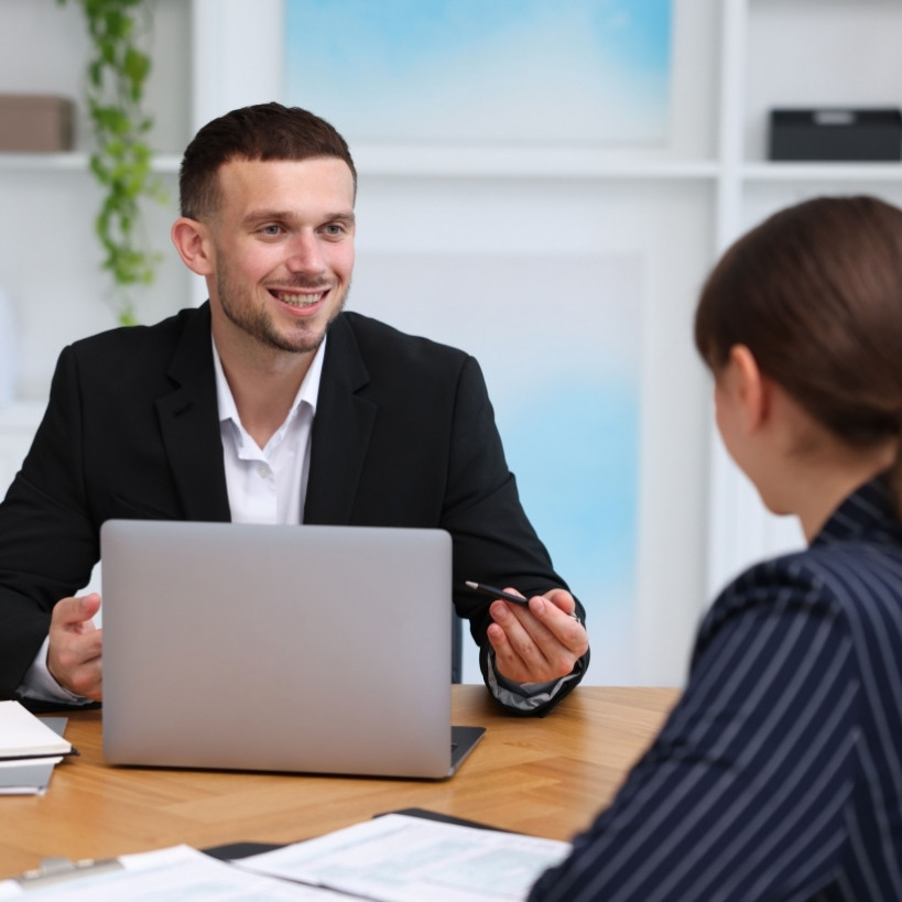 Asesor inmobiliario analizando oportunidades y tendencias inmobiliarias con cliente en reunión estratégica de inversión.