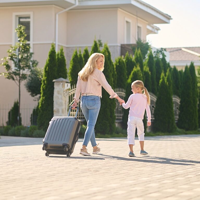 Familia llegando a casa vacacional en Orlando, ejemplo de huéspedes en plataformas como Airbnb, Vrbo o Booking.