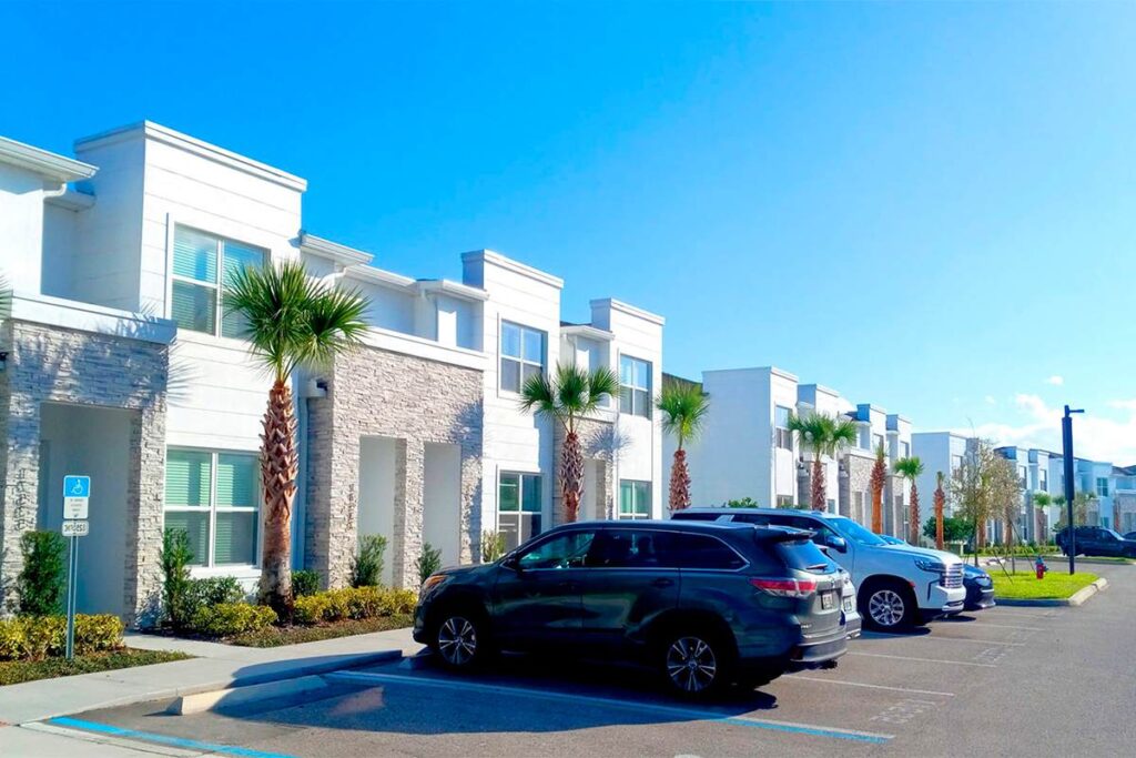 Comunidad de casas modernas en Orlando con estacionamiento y entorno residencial.