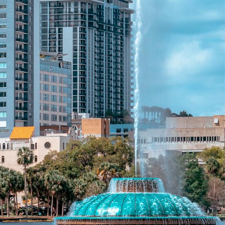 Paisaje urbano de Orlando con su famosa fuente, ideal para comparar el mercado de inversión frente a Miami.