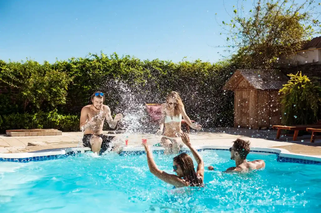 Grupo de amigos disfrutando la piscina privada de una vacation home en Orlando durante el verano, el amenity más demandado en renta vacacional.