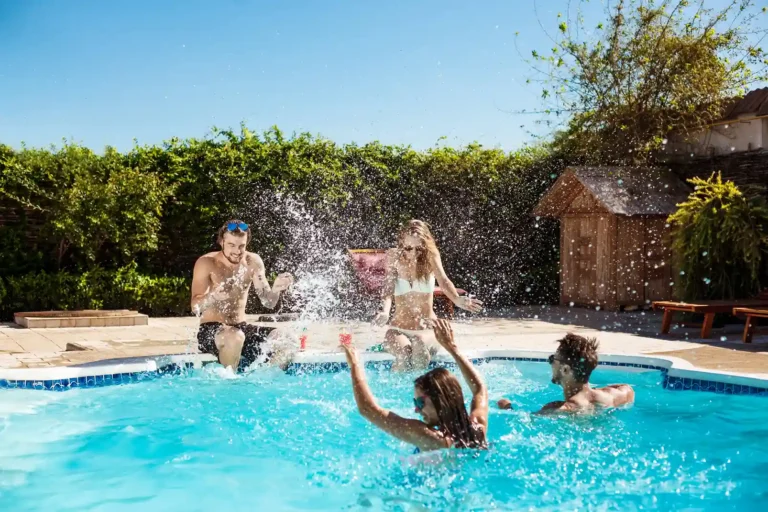 Grupo de amigos disfrutando la piscina privada de una vacation home en Orlando durante el verano, el amenity más demandado en renta vacacional.