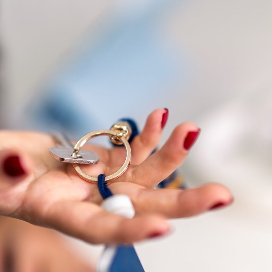 Mujer sosteniendo un anillo con llaves, lista para disfrutar de su estancia en Orlando con Airbnb, Vrbo o Booking.