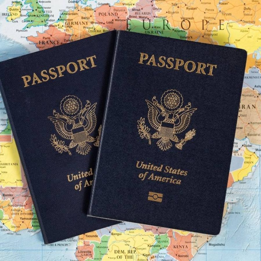 Pasaportes de Estados Unidos sobre mapa mundial asociados a beneficios fiscales en real estate y estrategias de inversión internacional.