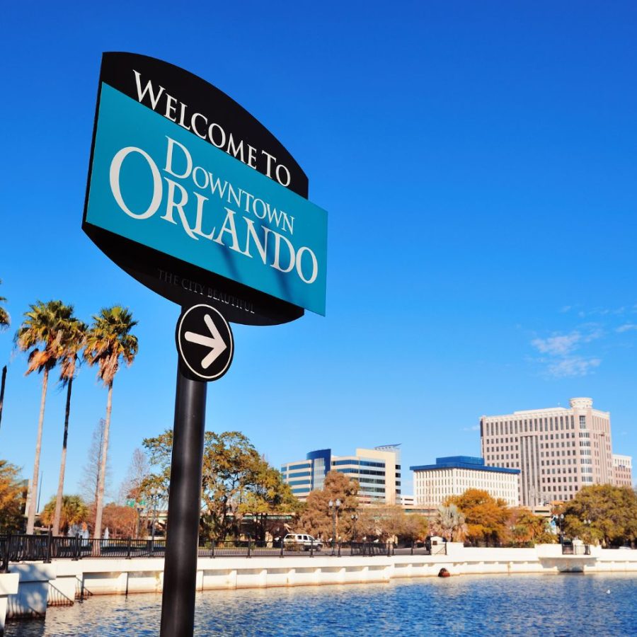 Señal de "Downtown Orlando" frente a palmeras, destacando el ambiente tropical de la ciudad.