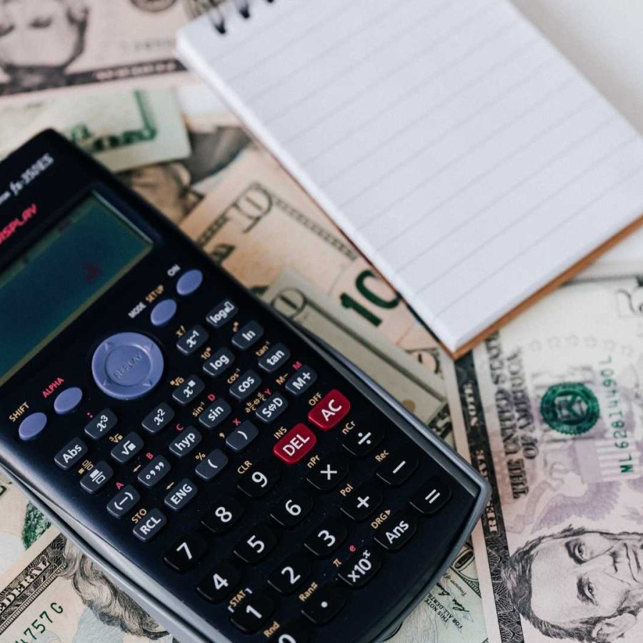 Calculadora y dinero, ilustrando cómo calcular la rentabilidad de una casa en Orlando
