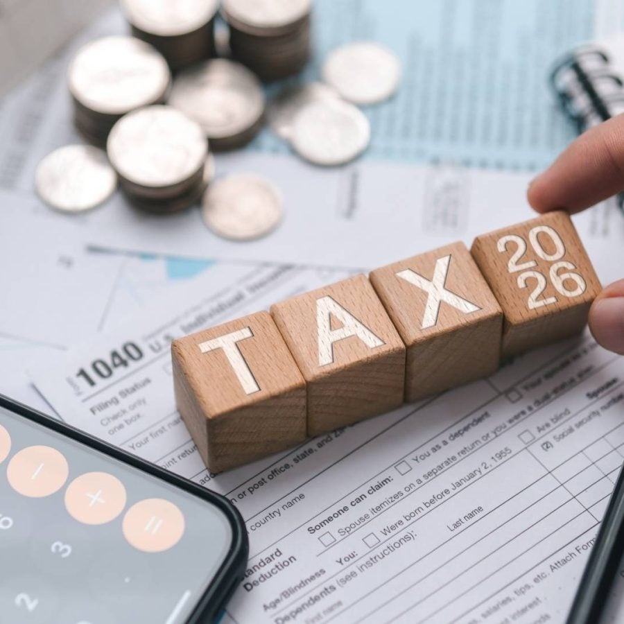 Calculadora de impuestos para trabajadores autónomos, mostrando campos para ingresos y deducciones fiscales.