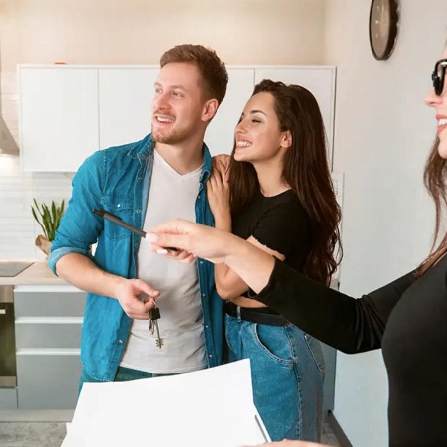 Una pareja en la cocina, el hombre sostiene un papel mientras conversan sobre los beneficios de un property manager en Orlando.