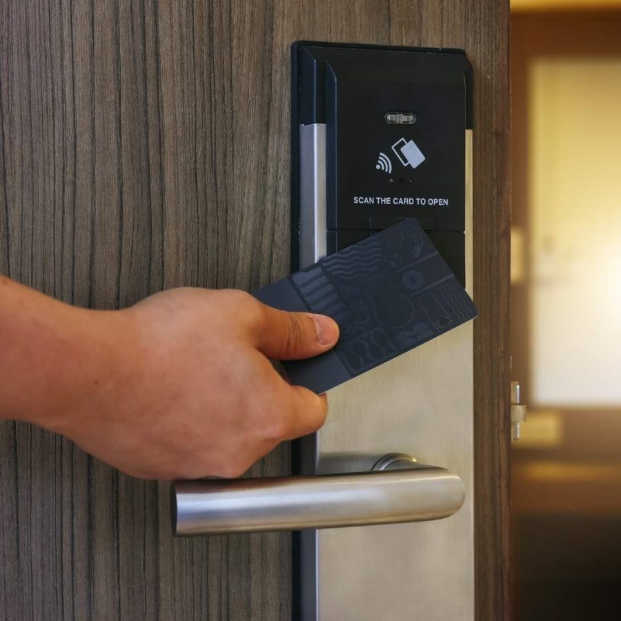 Persona usando una tarjeta electrónica para abrir una puerta.