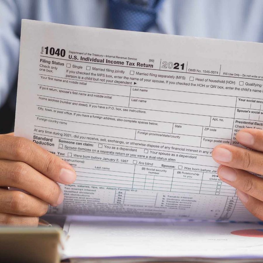 Hombre sosteniendo un formulario de impuestos, simbolizando la transparencia financiera.