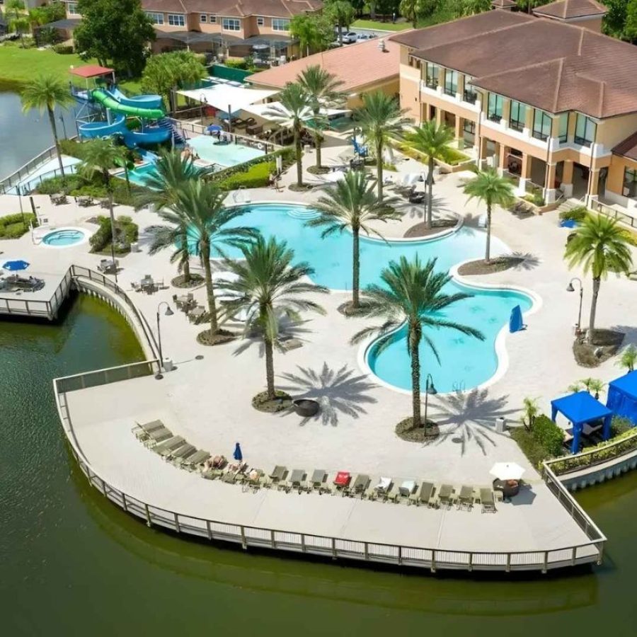 Resort 'Casas' con piscina y parque acuático, ideal para disfrutar de un día de diversión y relajación.