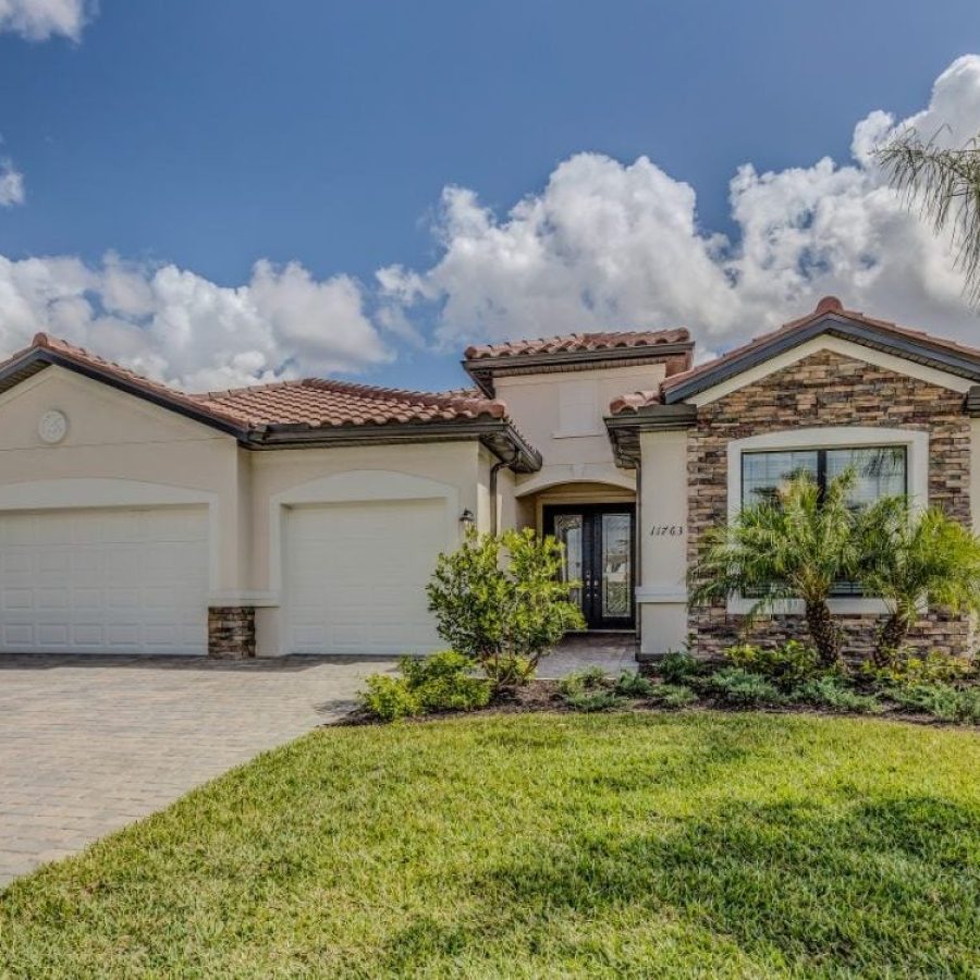 Casa junto al lago en Orlando, rodeada de árboles y con vista al agua tranquila.