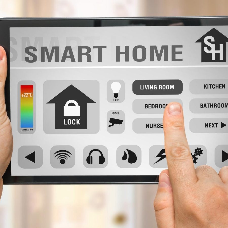 Interfaz de una aplicación de Smart Home en una tablet para controlar luces, temperatura y seguridad en una casa vacacional inteligente.
