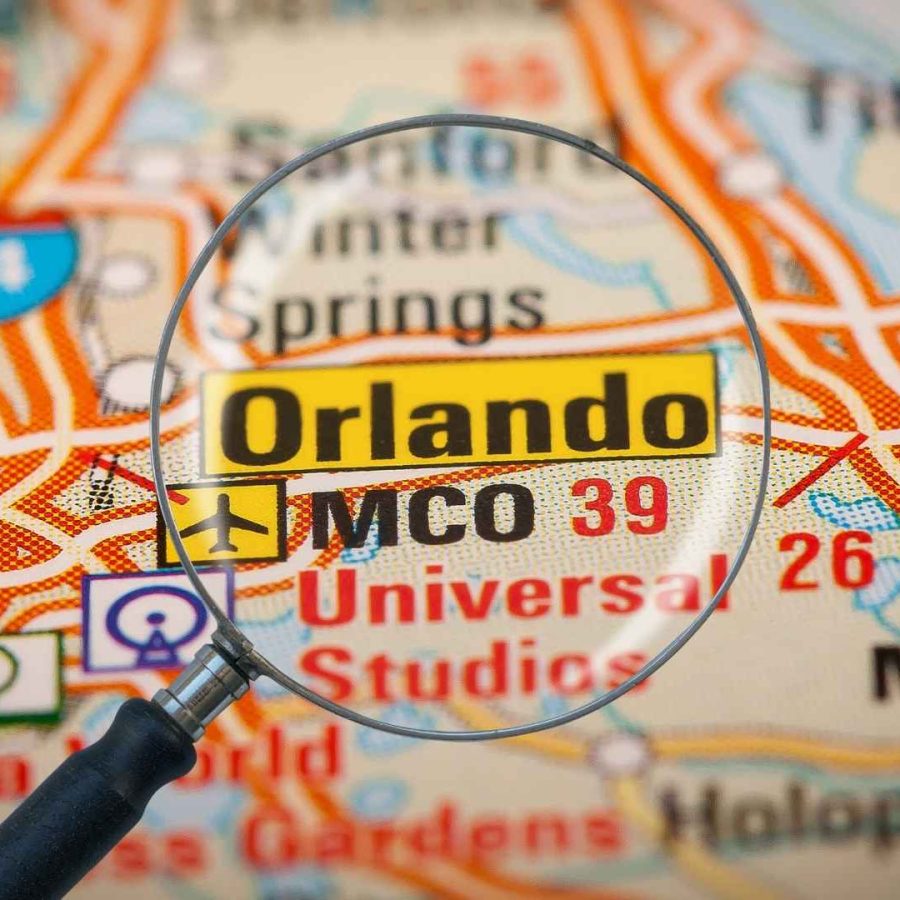 Mapa de Florida con una lupa resaltando a Orlando y sus atracciones principales como Universal Studios para inversión inmobiliaria.