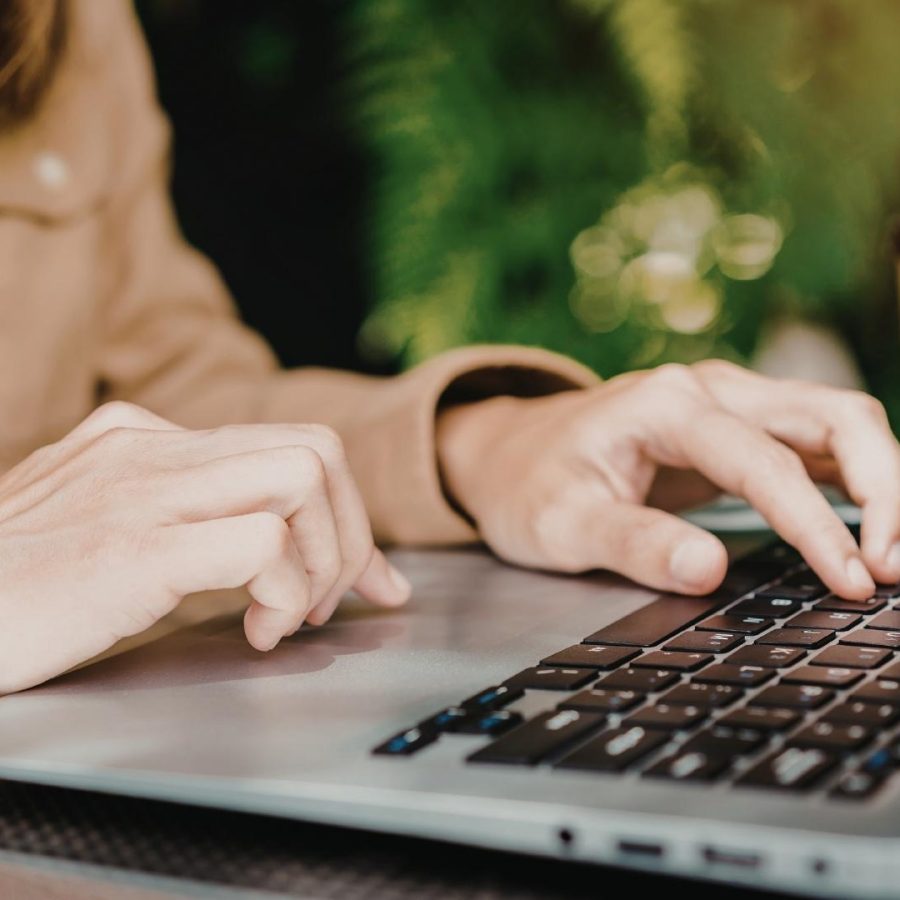 Propietario utilizando una computadora portátil para gestionar el calendario y las reservas de su renta vacacional en Florida desde el extranjero.