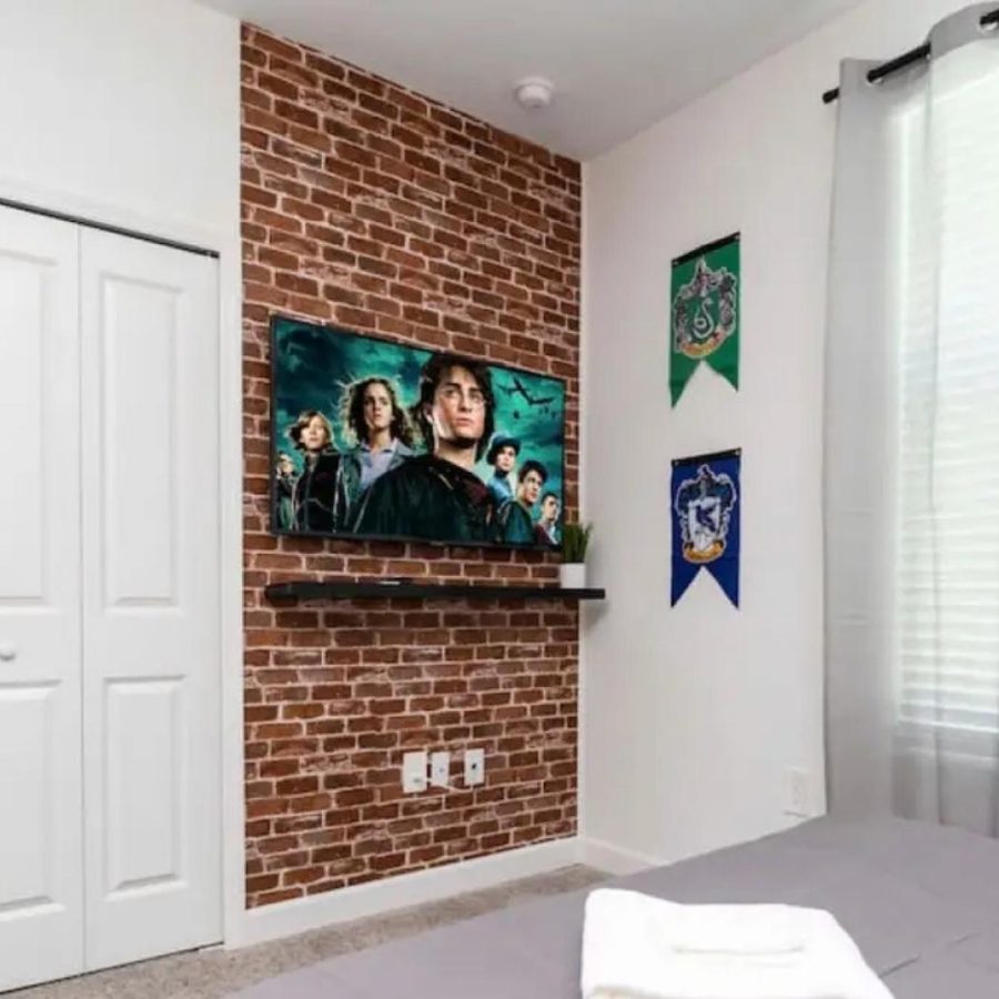Dormitorio decorado con temática de Harry Potter y pared de ladrillo falso.